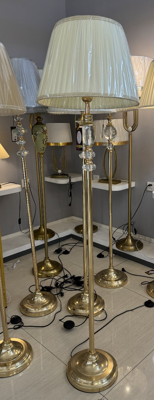 Lampada da terra LP215WH, 1xE27, 160 cm, paralumi bianchi e dorati e Lampade da terra Titolo predefinito Alessandro Design