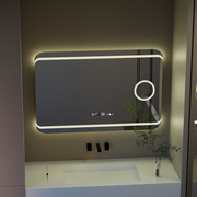 Specchio rettangolare a LED, 100x60 cm, definizione MotionGlow Marcello, sistema antiappannamento, orologio e termometro, lente d'ingrandimento cosmetica, specchi Marcello dimmerabili Titolo predefinito Alessandro Design