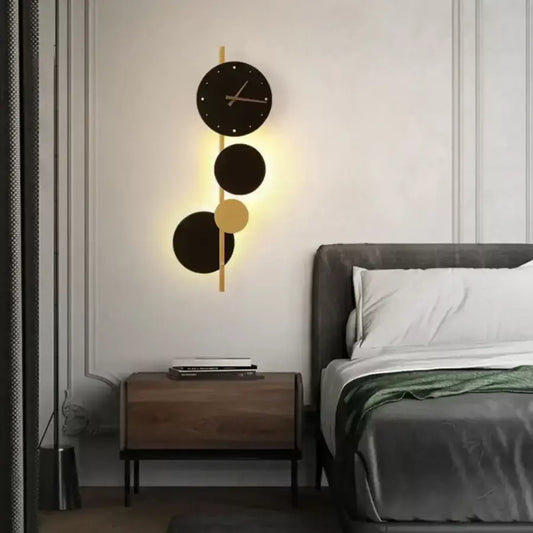 Lampada da parete a LED Bryson 18W Nero Oro Orologio integrato Lampade da parete per esterno Titolo predefinito Alessandro Design